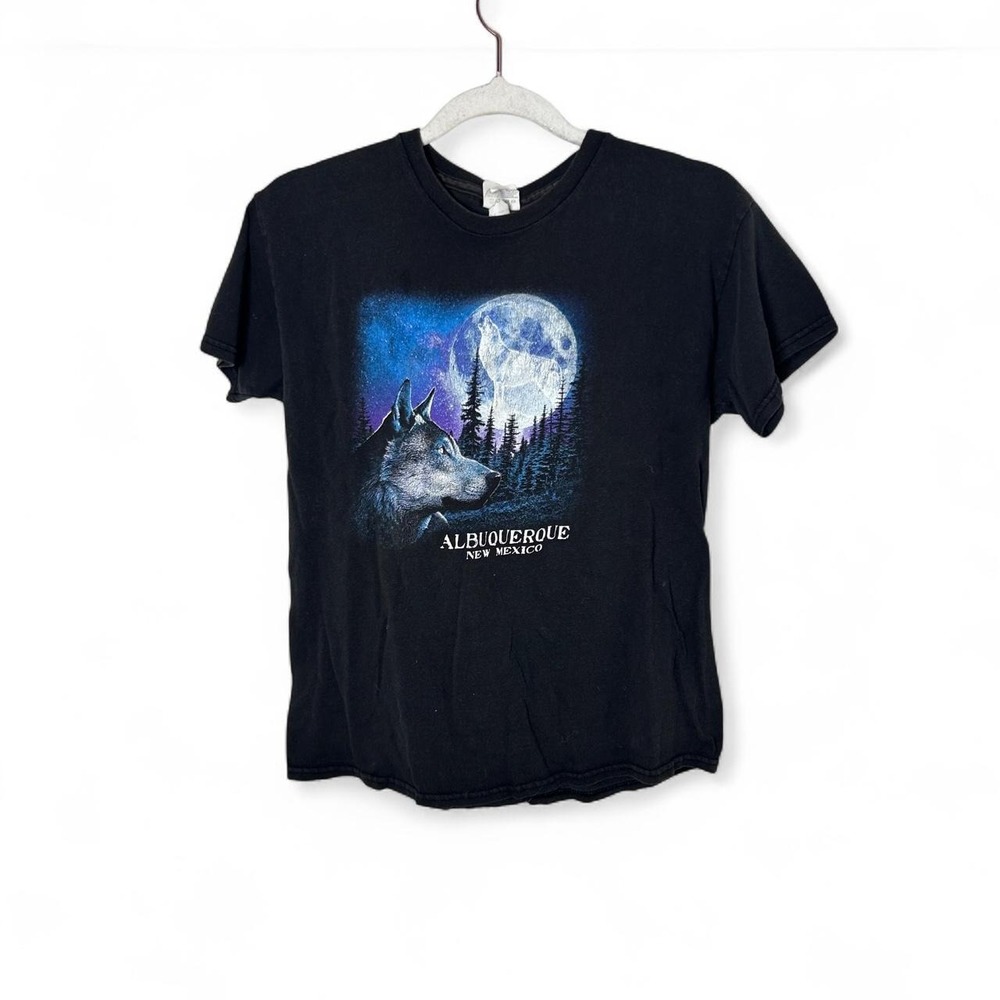Delta Pro Weight black wolf graphic tee with wolf under a full moon  youth‎  L